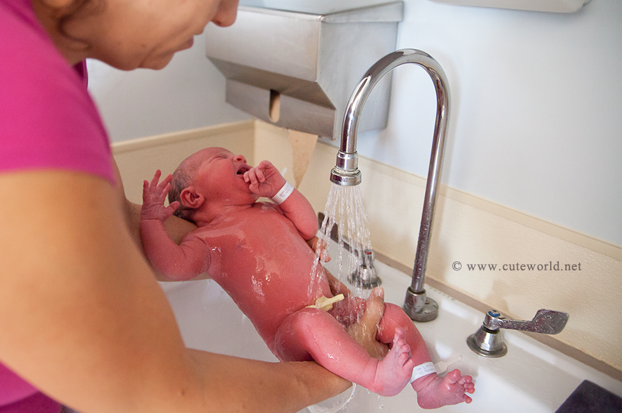 premier bain bébé à l'hôpital
