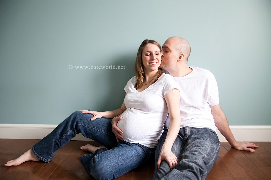 grossesse-maternite-couple-assis-photo