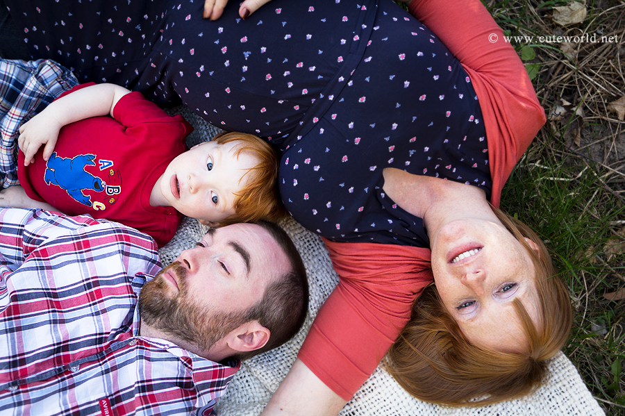 Séance photo maternité en famille à l'extérieur