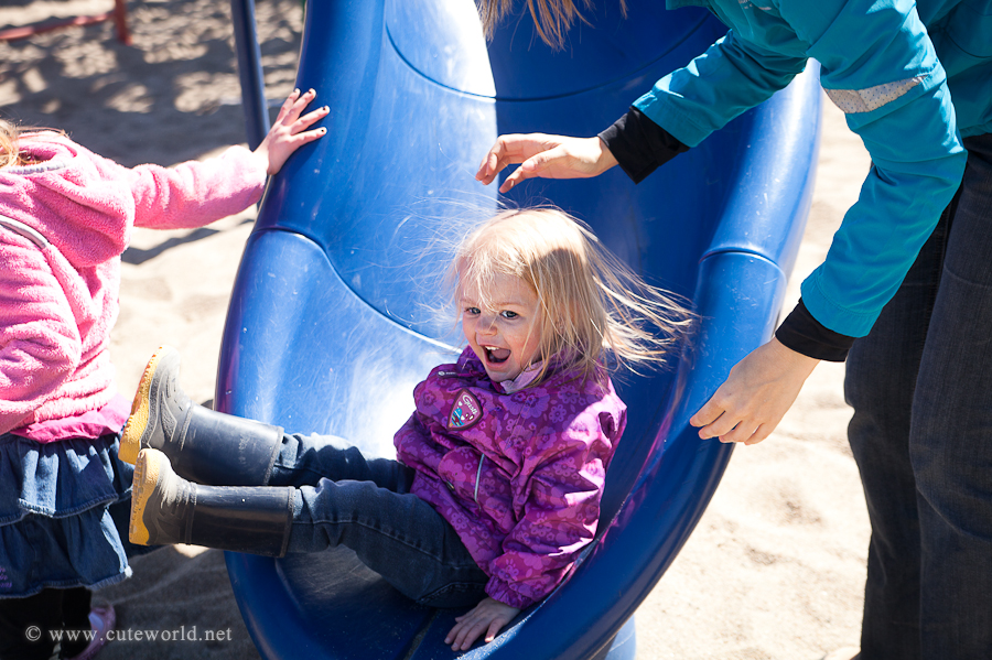 seance-lifestyle-famille-glissade-parc